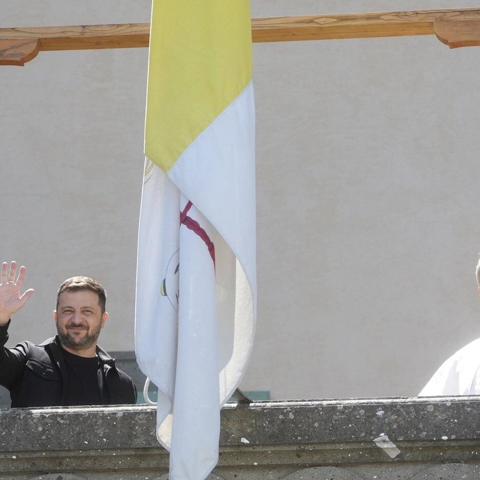 Ukraine's Zelenskyy meets with Pope Leo XIV. Both propose the Vatican as site for peace talks